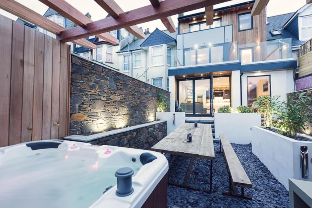 George24 - Spectacular, 5 Minutes To The Beach New Quay Exterior foto